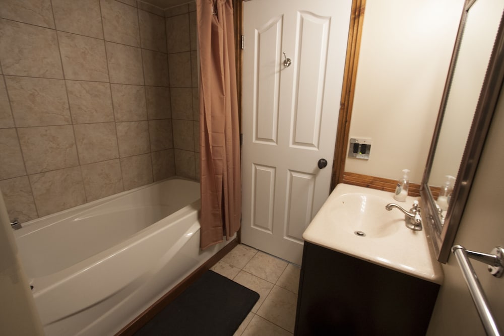 Suite, 2 Bedrooms, Accessible photo 2