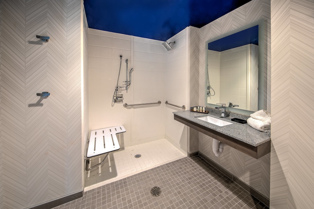 Suite, 1 King Bed, Mobility Accessible (Communications)