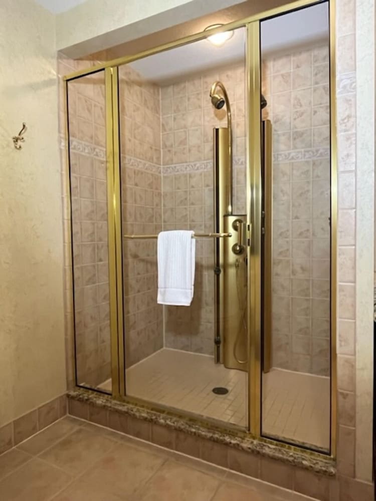 The Bright Large Suite 302 photo 3