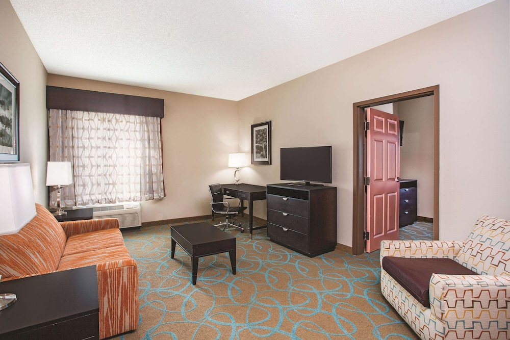 Suite, 1 King Bed, Non Smoking photo 1