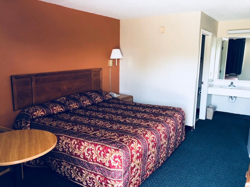 Room, 1 King Bed, Smoking photo 3