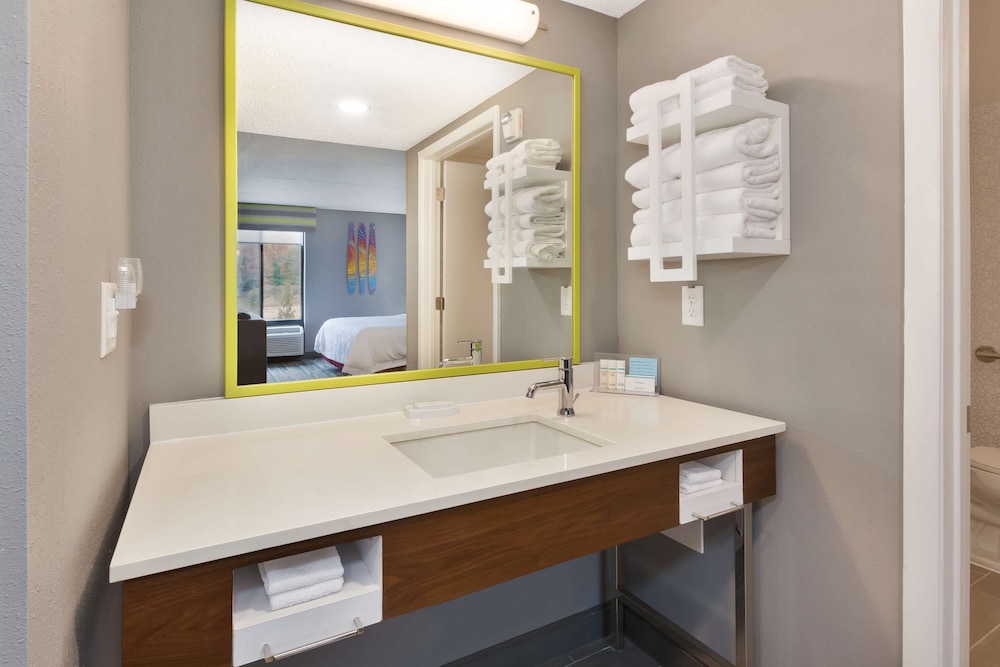 Room, 1 King Bed, Accessible - Photo 8