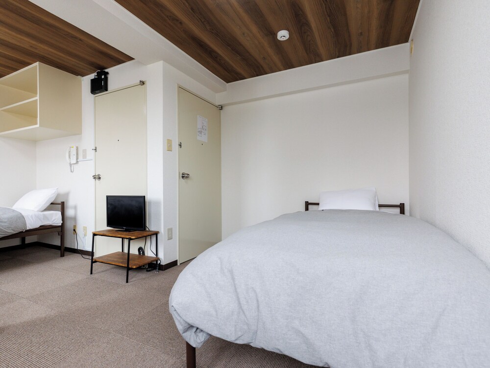 Twin Room, Non Smoking, Shared Bathroom (B) photo 1