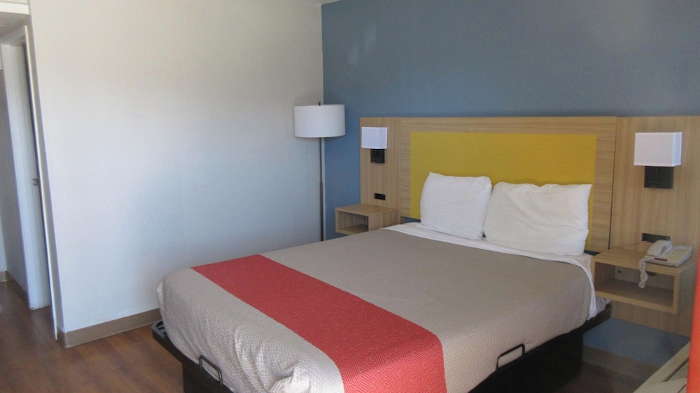 Room, 1 Queen Bed, Accessible, Non Smoking - Photo 2