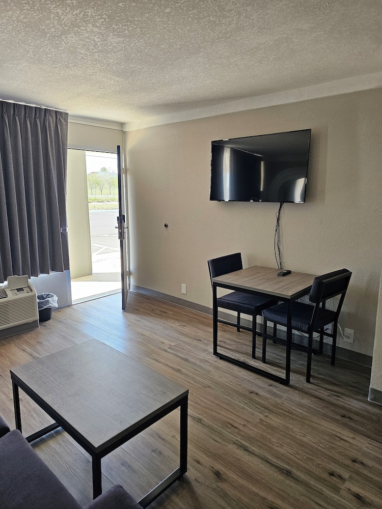Suite, 1 King Bed, Non Smoking photo 2