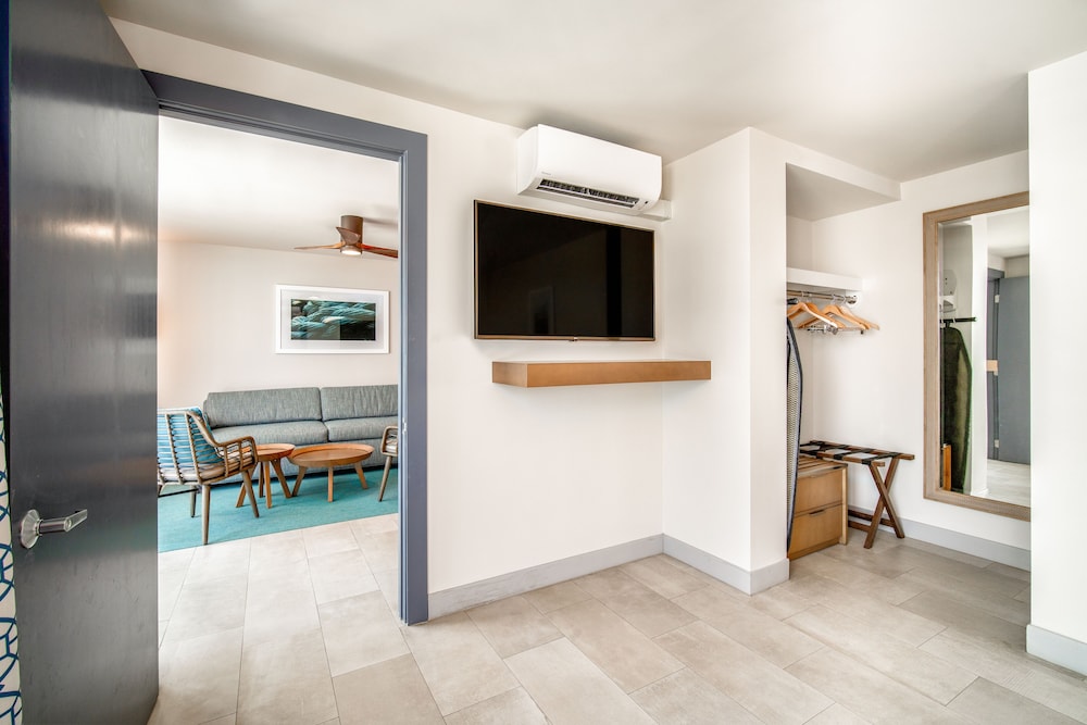 Ada Ocean View King Suite