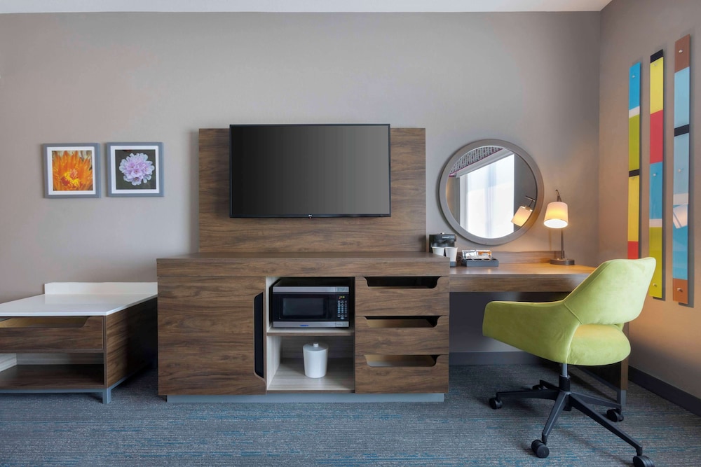 Room, 1 King Bed, Accessible, Bathtub (Mobility & Hearing) - Photo 3