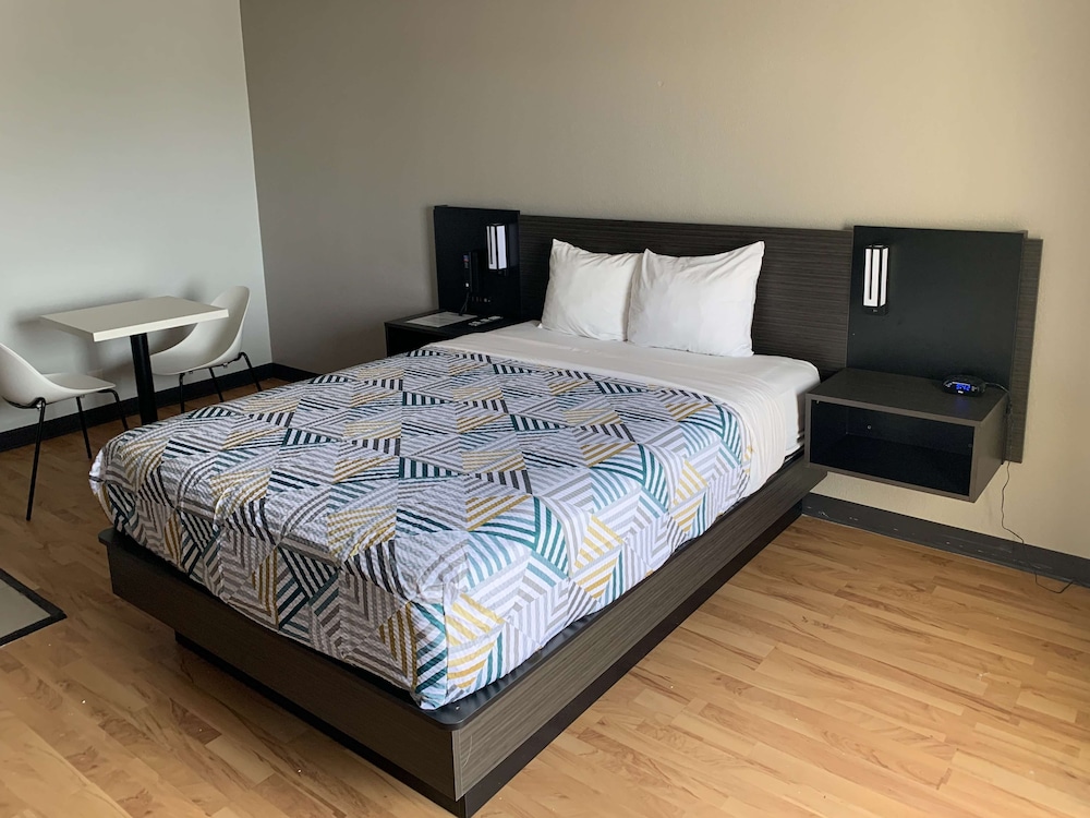 Standard Room, 1 Queen Bed, Non Smoking, Kitchenette - Photo 7