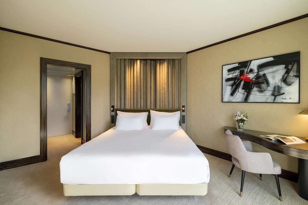 Deluxe Room thumbnail 6