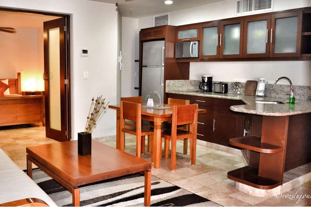 Suite, 3 Bedrooms - Photo 11
