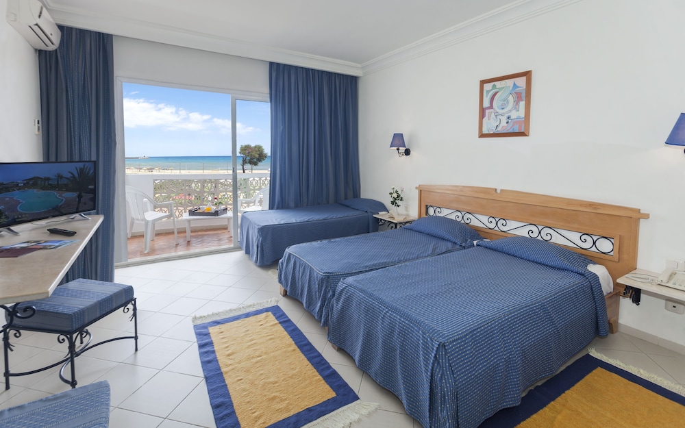 Standard Triple Room, Balcony, Sea View photo 3