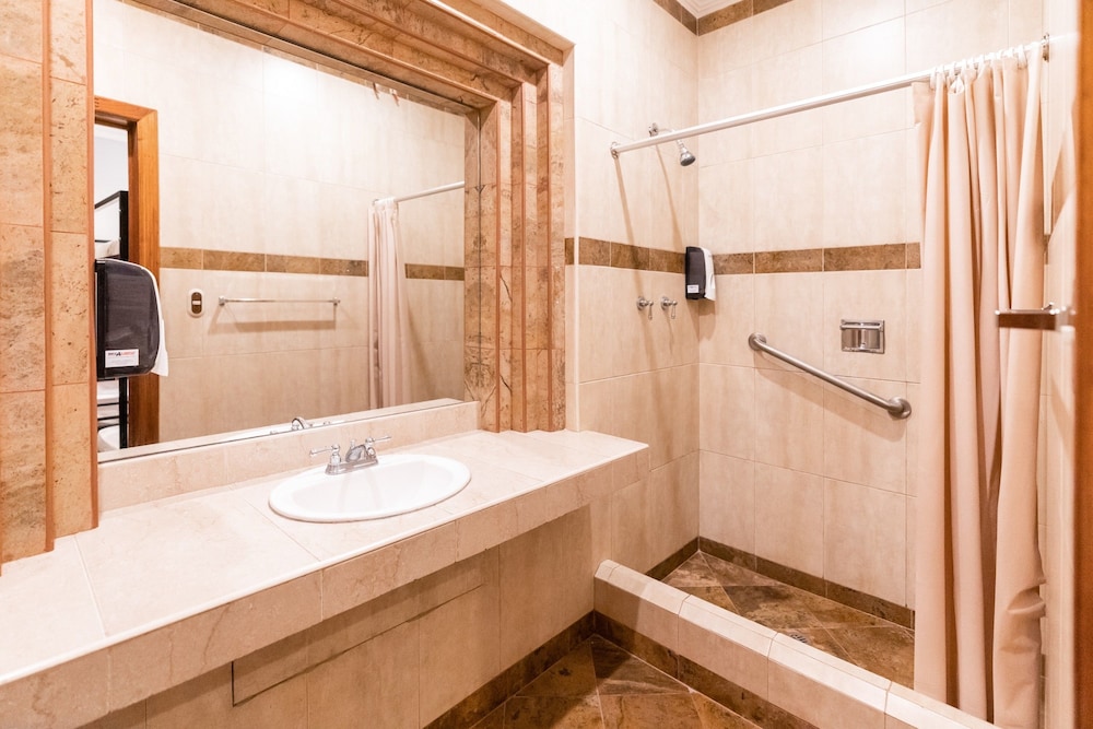 Small Room Shared Bathroom photo 3