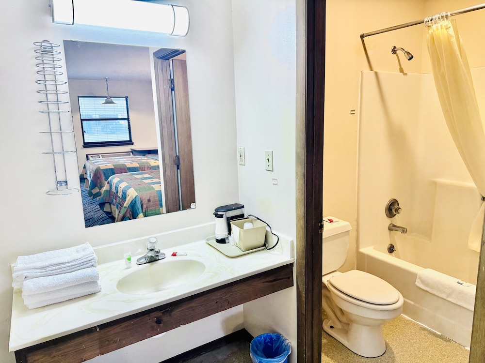 Room, 1 Queen Bed, Non Smoking, Refrigerator & Microwave photo 2