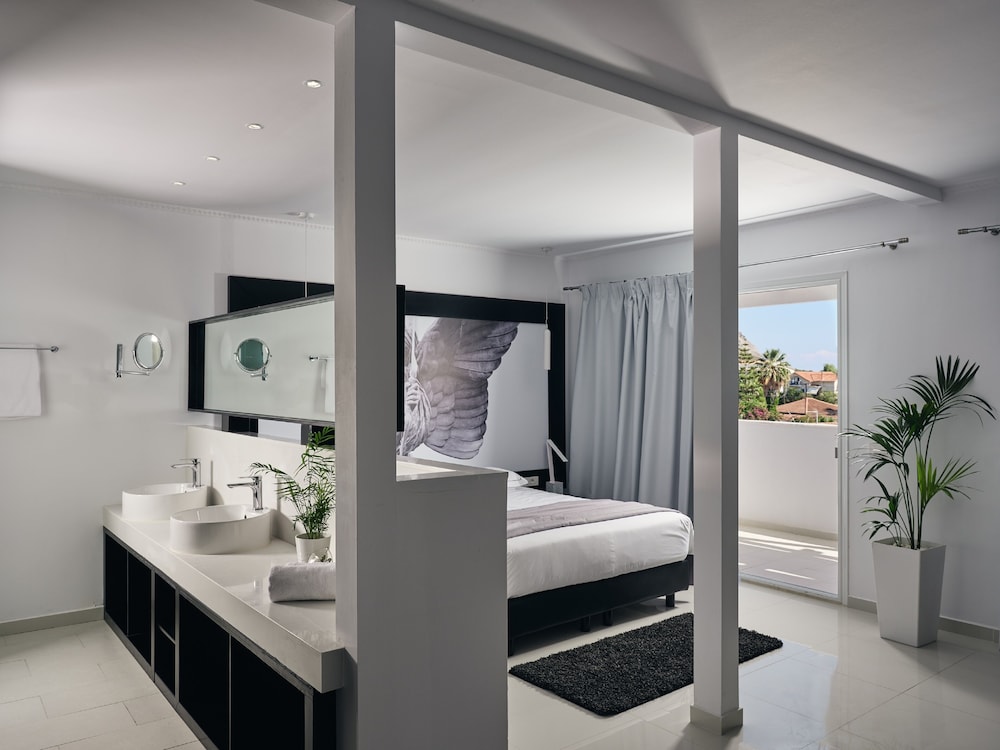 Superior Suite, Hot Tub - Photo 9