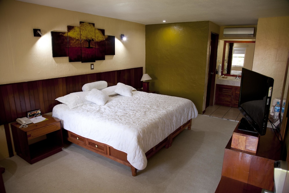 Standard Room, 1 King Bed - Photo 1