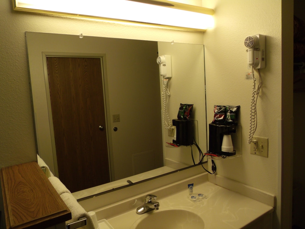 Room, 2 Queen Beds, Non Smoking - Photo 9