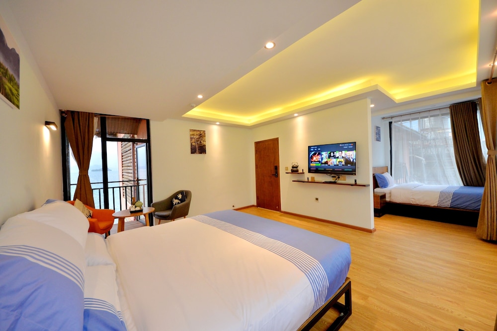 Family Suite, Partial Lake View