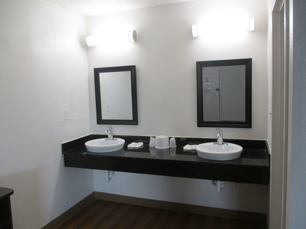Standard Suite, 1 King Bed, Non Smoking, Refrigerator & Microwave - Photo 10
