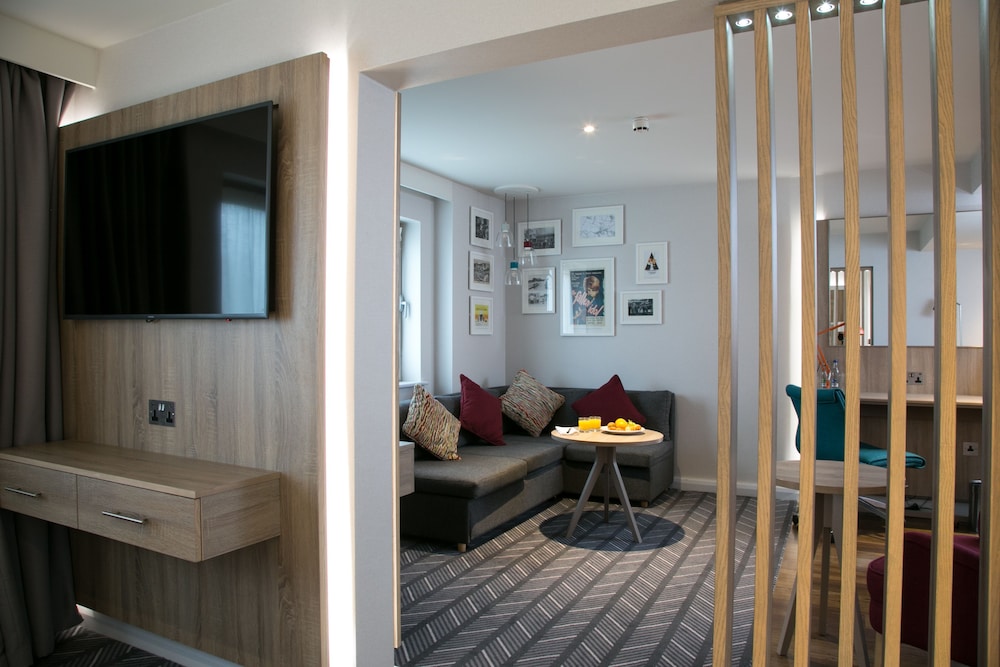 Suite, 1 King Bed - Photo 2