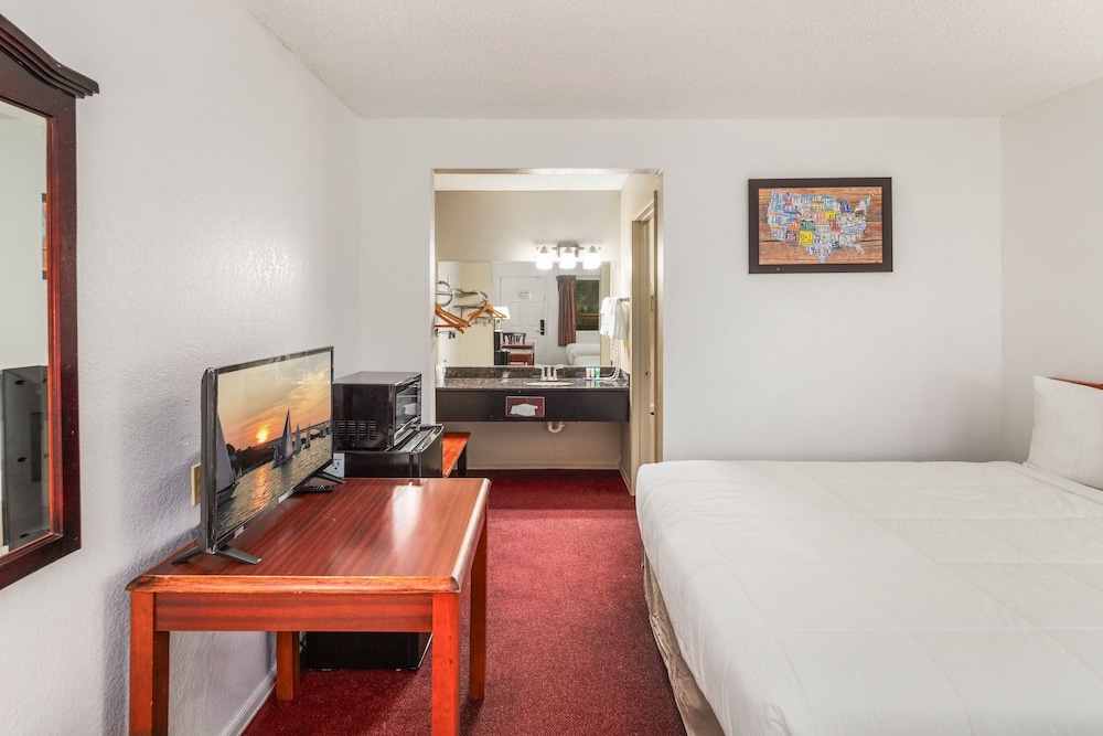 Room, 2 Queen Beds photo 3