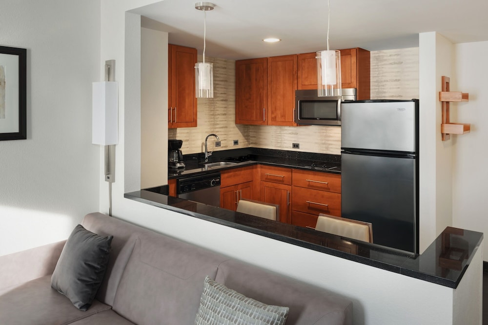 Studio, 1 King Bed with Sofa bed (Mobility/Hearing Accessible, Tub) - Photo 4