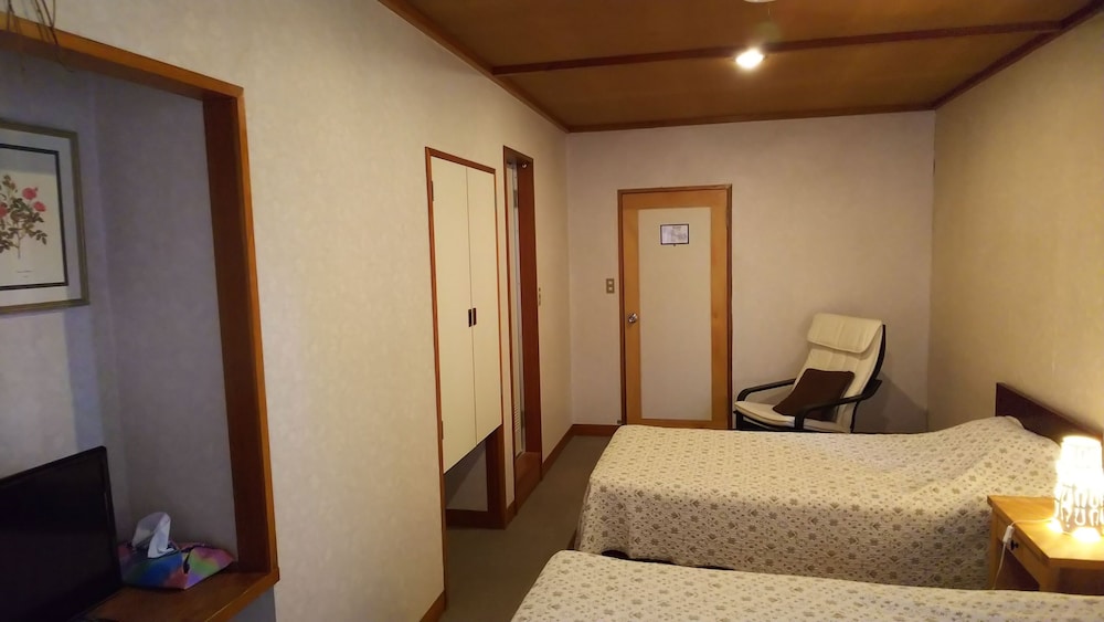Western Style Room with Private Bathroom and Toilet photo 3