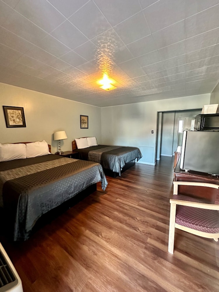 Family Room, Multiple Beds photo 1