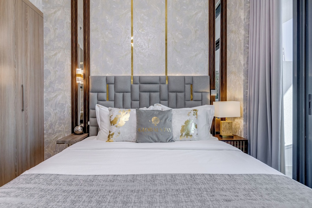 Design Studio, 1 King Bed, Balcony photo 3