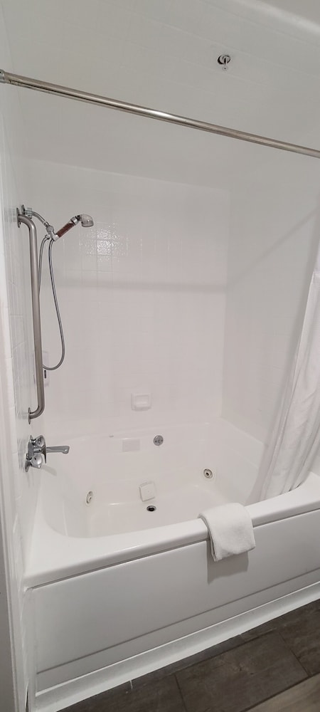 Deluxe Room, 2 Queen Beds, Non Smoking, Jetted Tub - Photo 6