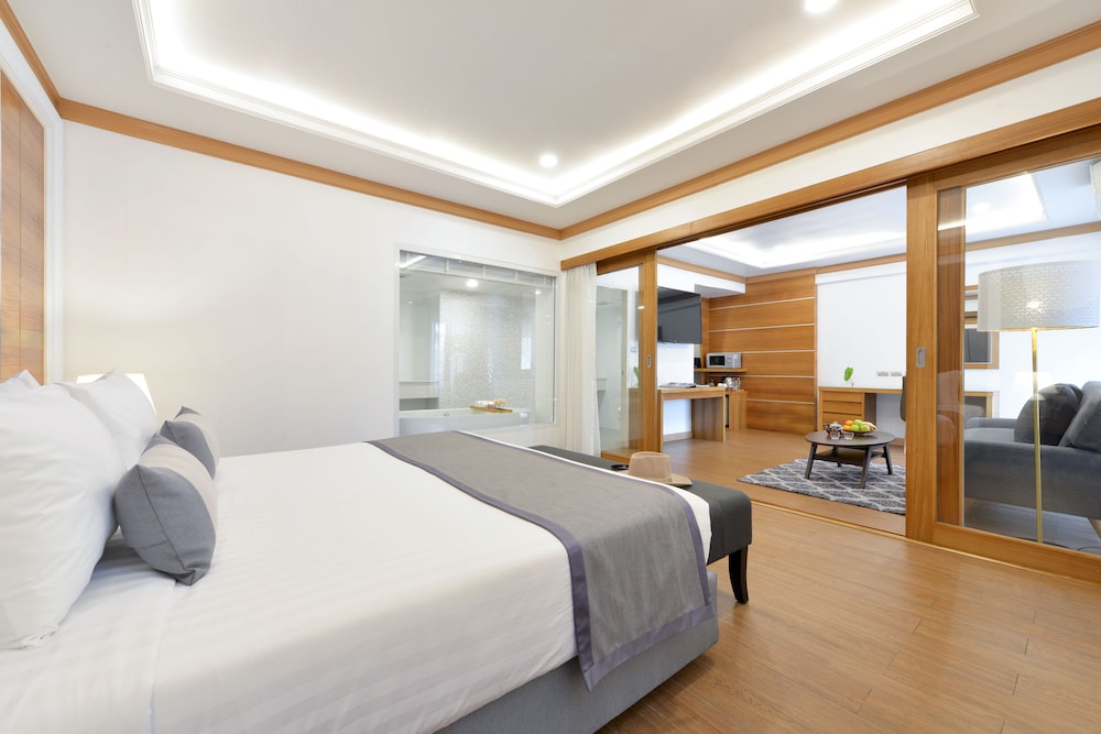 1 Bed Room Suite with Living area