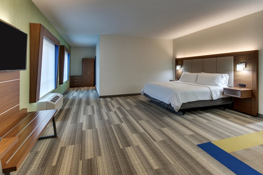 Suite, 1 King Bed, Accessible (Mobility Roll-In Shower) photo 1