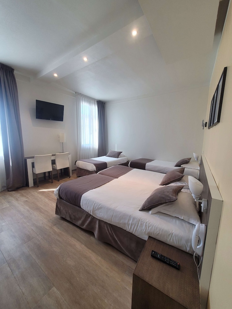 Standard Room, Multiple Beds - Photo 14