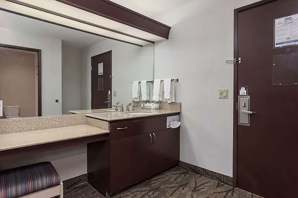 Deluxe Room, 2 Queen Beds photo 3