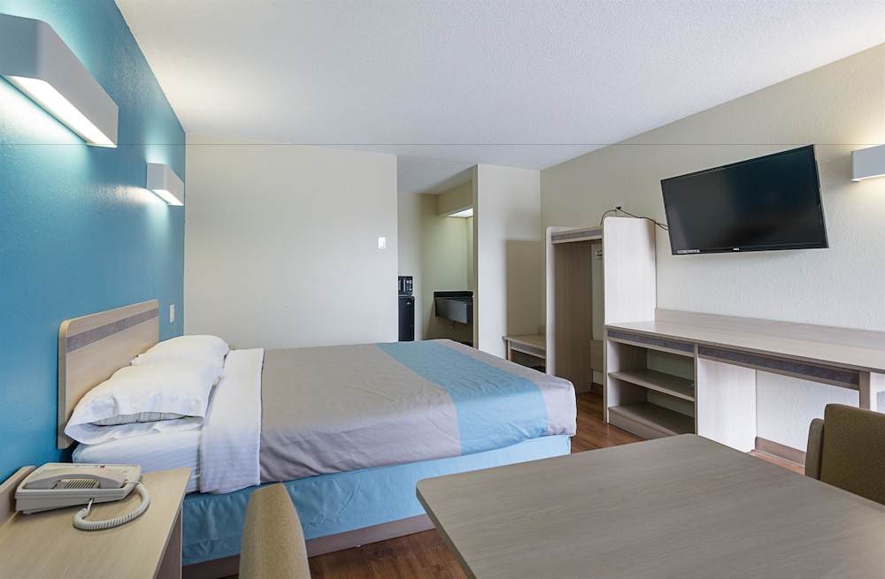 Standard Room, 1 Queen Bed, Non Smoking photo 1