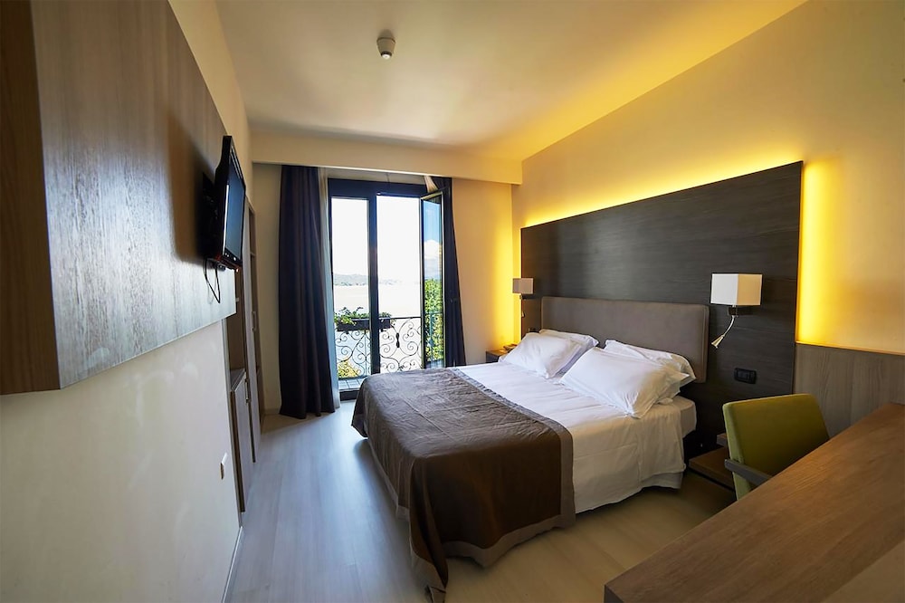 Superior Room, 1 Queen Bed, Balcony, Partial Lake View - Photo 1