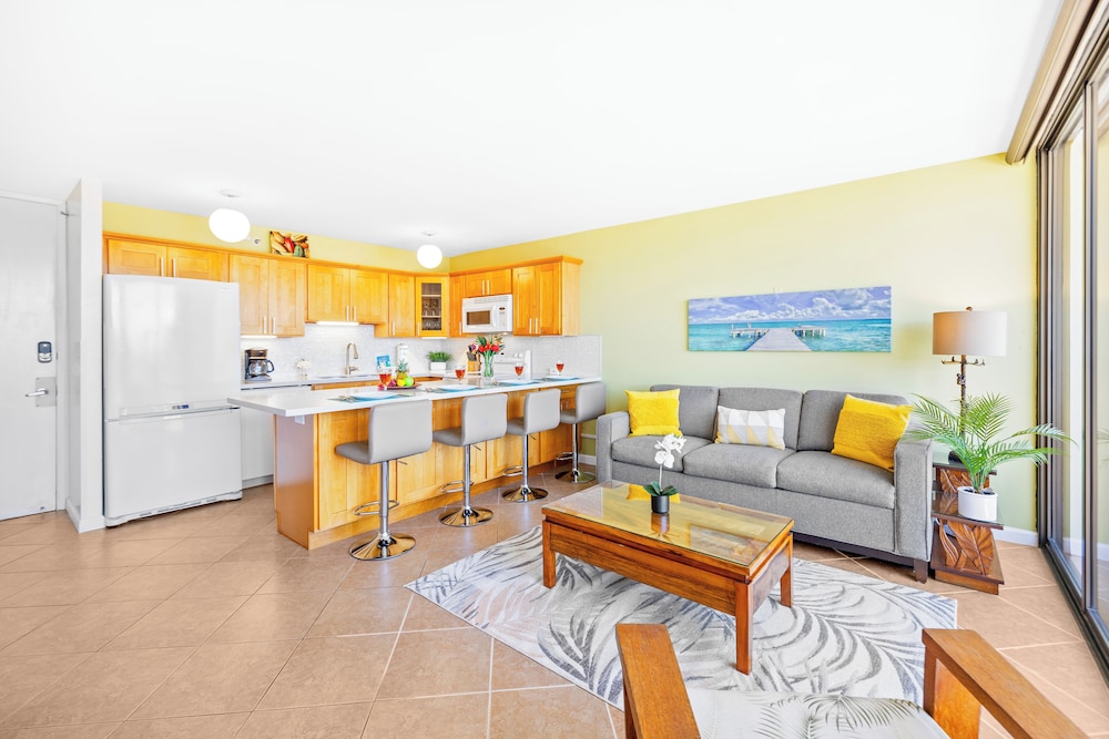 Premium Remodeled Condo with Ocean View and Parking: Premium Condo, 1 King Bed with Sofa bed, Balcony, Partial Ocean View (0136) photo