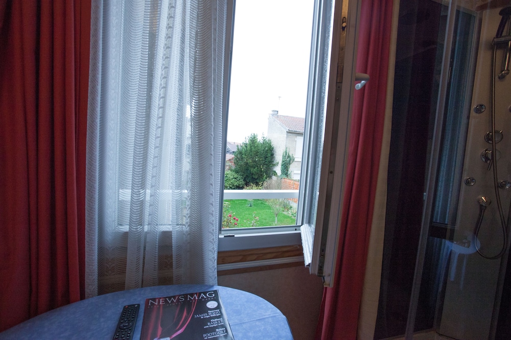 Economy Double Room (Shared Toilets) photo 3