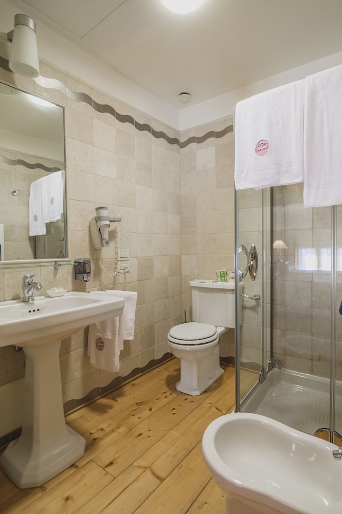 Deluxe Double Room, 2 Twin Beds - Photo 7