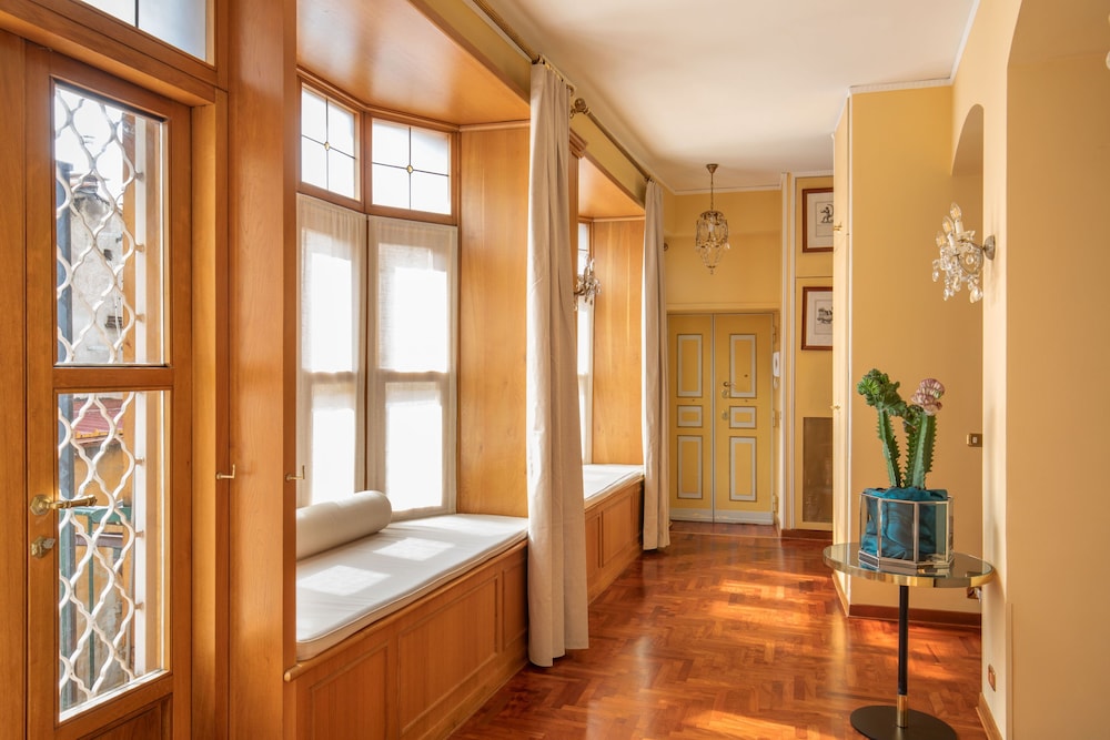 Ambassador Apartament (Via Mario De' Fiori 59/A)