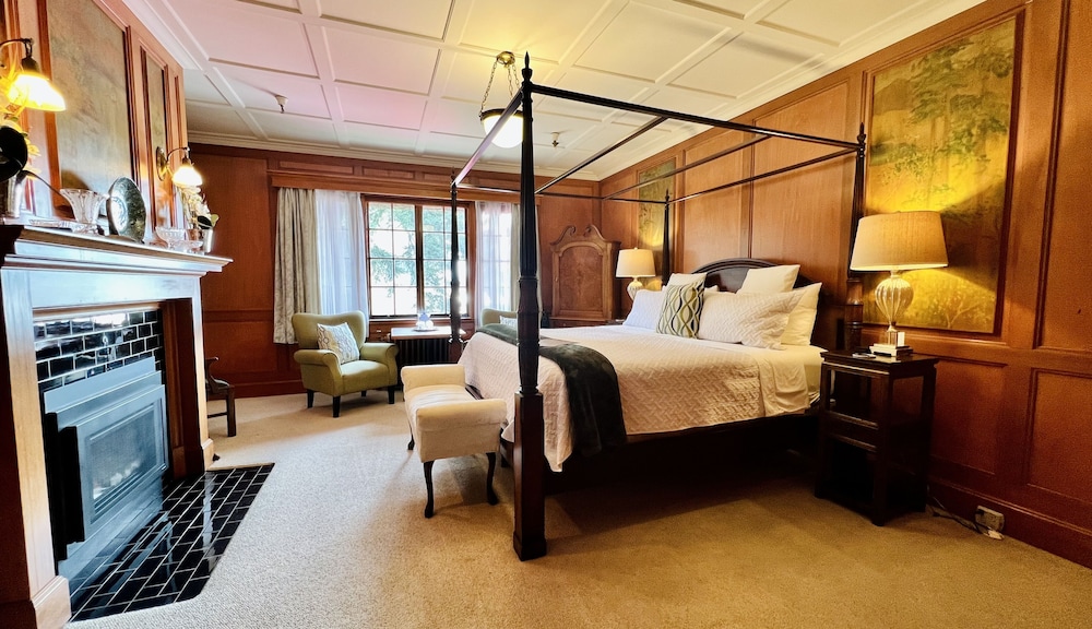 Deluxe Room, 1 King Bed, Fireplace, Marina View, photo 6