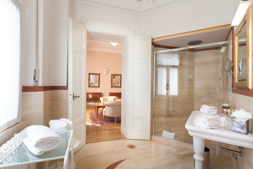 Deluxe Double or Twin Room - Photo 16