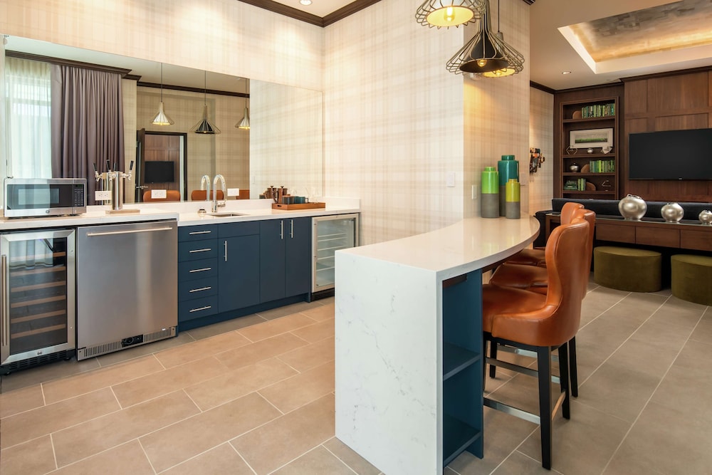 Penthouse, 2 Bedrooms, Accessible (Mobility & Hearing, Roll-In Shower) thumbnail 5