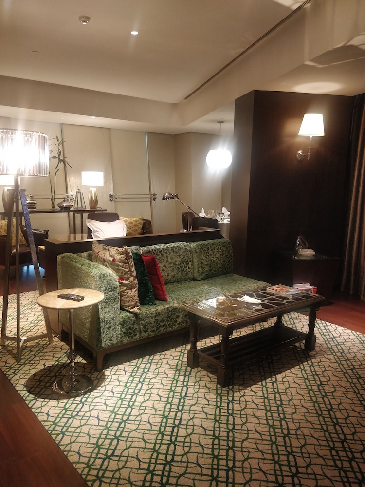 Luxury Suite, Club lounge access, Suite, 1 King Bed, Lake view photo 2