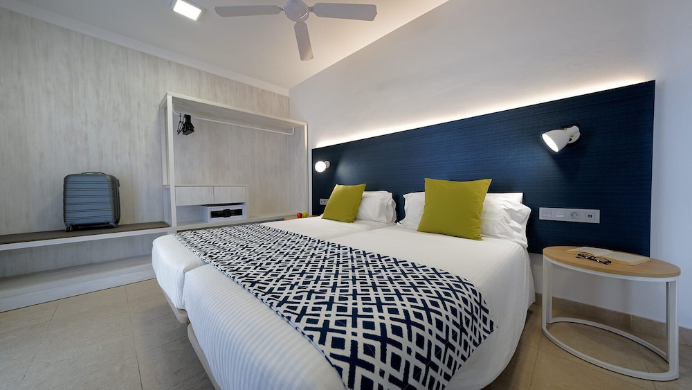 Deluxe Room (2 adults + 2 children)