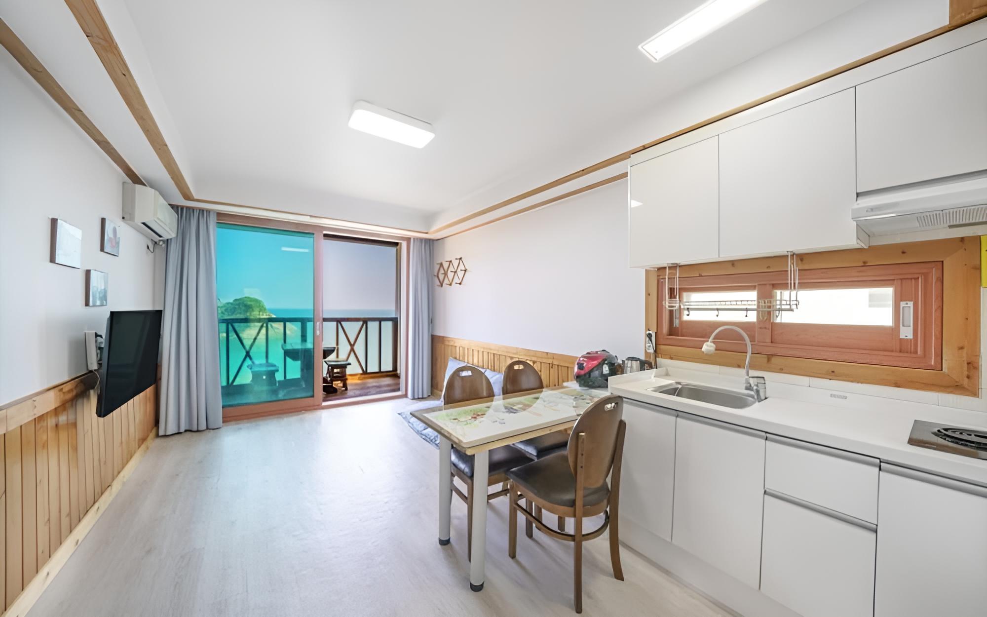 Room (Haedong 302 (ocean view)) - Photo 2