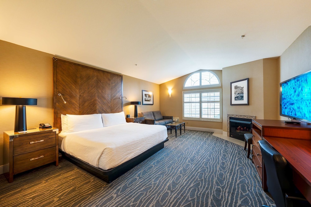 Suite, 1 King Bed, Non Smoking, Fireplace (2nd Floor) - Photo 4