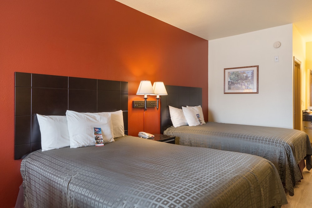 Standard Room, 2 Queen Beds, Non Smoking, Refrigerator & Microwave - Photo 4