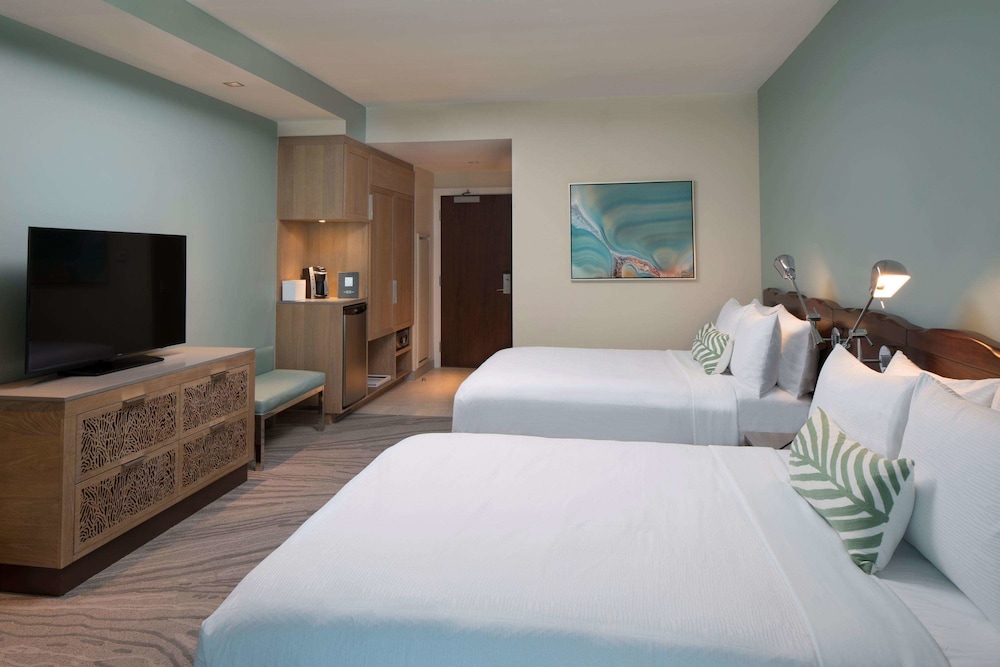 Deluxe Room, 2 Queen Beds, Pool View