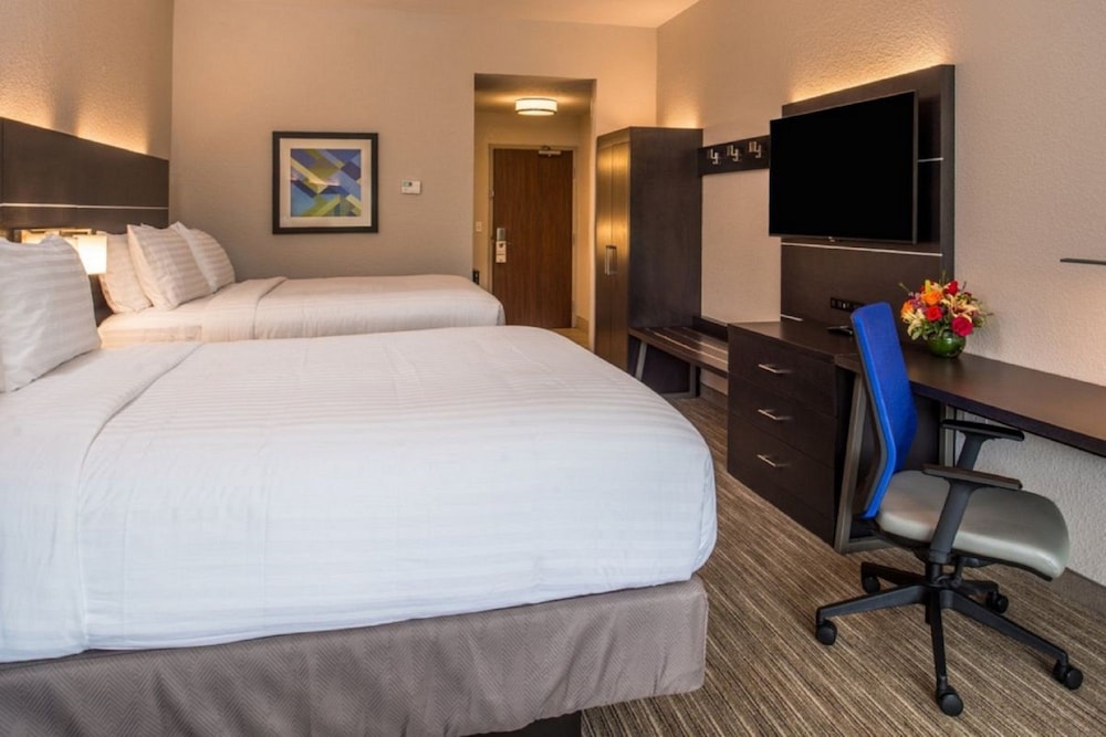 Standard Room, Multiple Beds - Photo 1