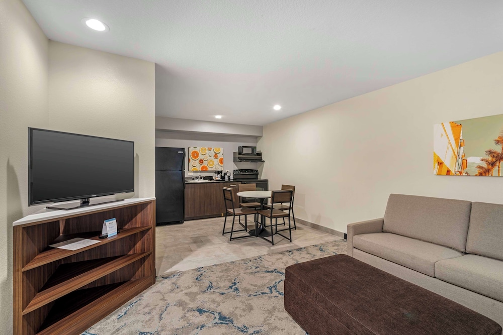 Suite, 2 Queen Beds, Non Smoking (With Sofabed) - Photo 3